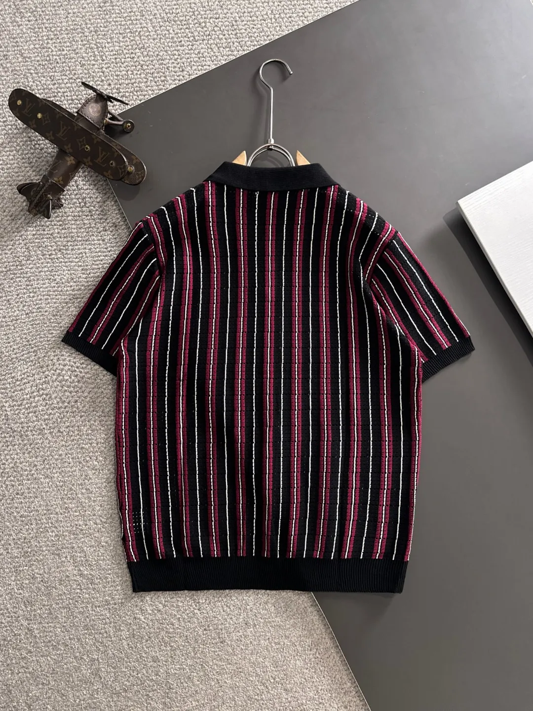 Next day shipment P300 High quality Big Goose 2025 autumn and winter new men's lapel short-sleeved T-shirt Made of combed cotton yarn knitted cotton fabric, pure cotton high-weight special yarn, it feels full of weight when weighed, and the upper body is more textured than ordinary T-shirts. This texture can cope with the weather easily and is suitable for both hot and cold! The pattern on the chest adopts three-dimensional embroidery technology, and is perfectly produced stitch by stitch with reference to the original version! Loose fit design, looks noble. Size: M to XXXL